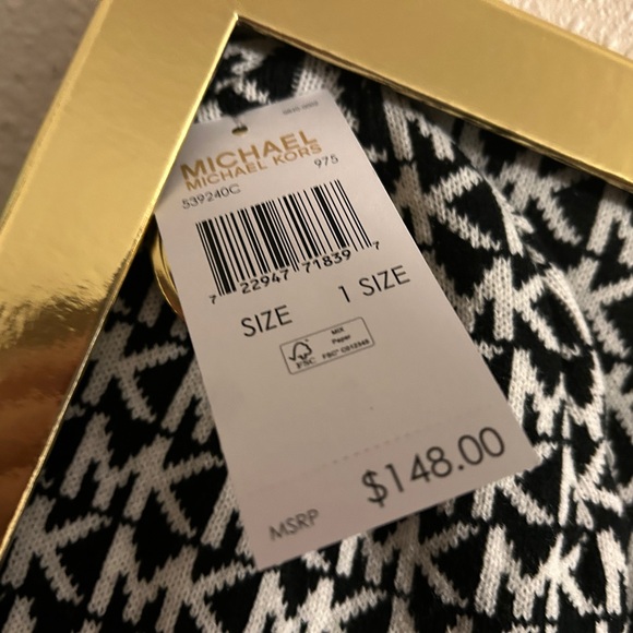 Michael Kors, three-piece gift, set hat, scarf, and gloves - Picture 2 of 8